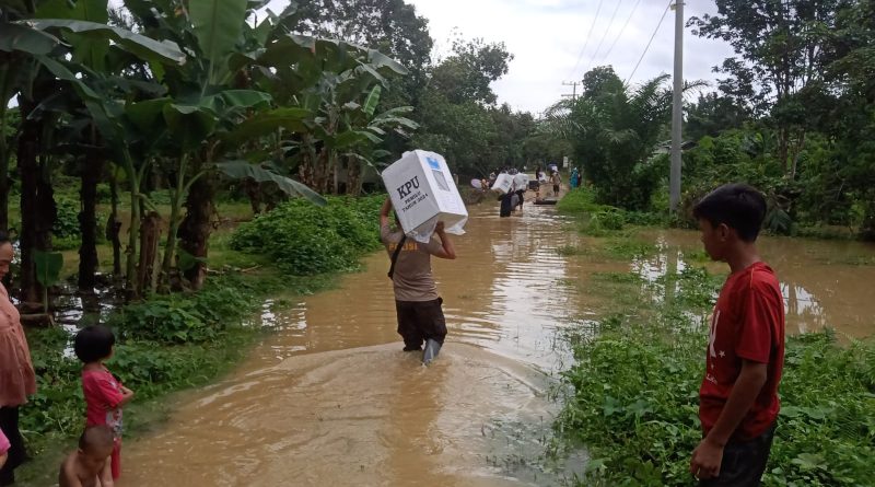 Banjir tidak surutkan petugas salurkan logistik ke Desa Lusan Komam